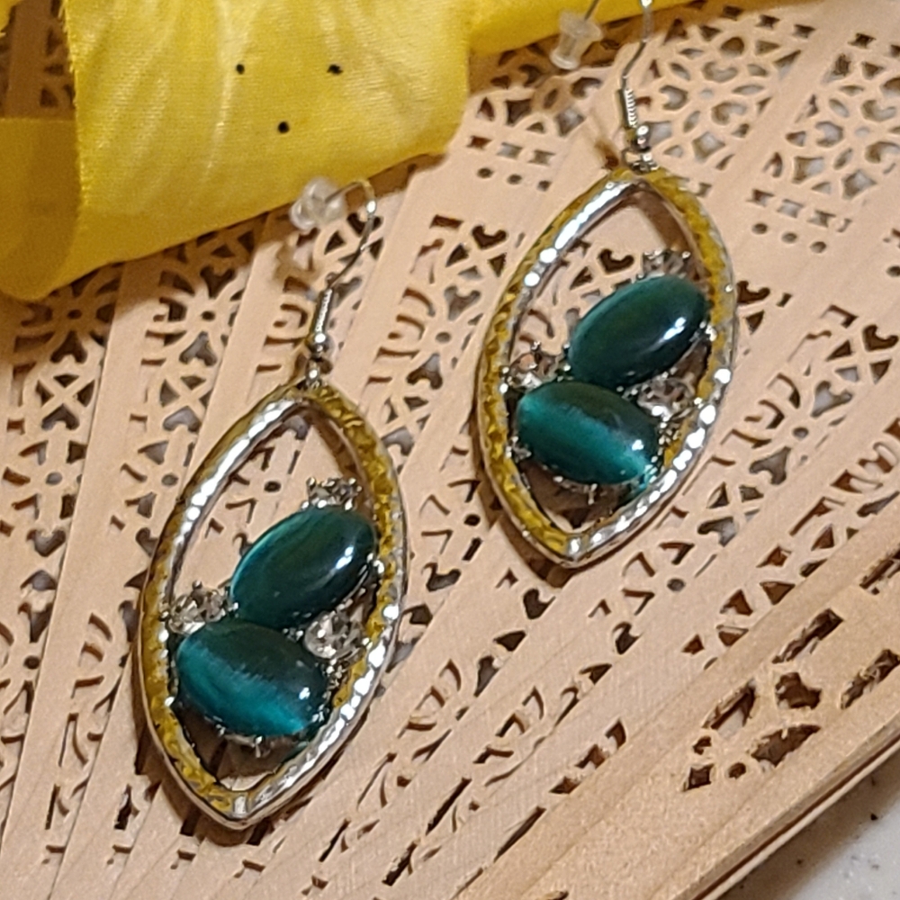 Elegant Silver and Green CAT EYES STONES Oval Earrings